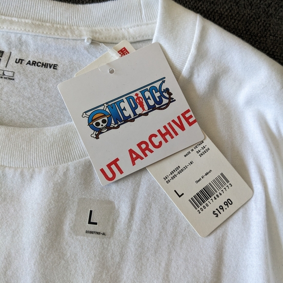 One Piece Uniqlo T-Shirt Size L - Picture 2 of 2